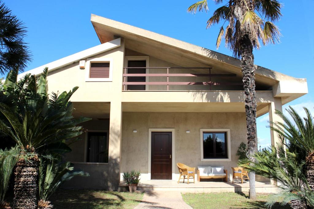 科米索Villa Sam的前面有棕榈树的房子
