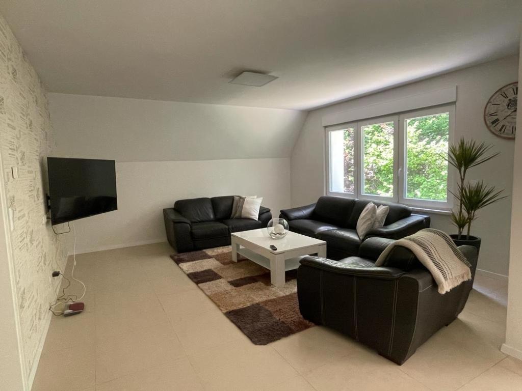 OstercappelnDiner Nord 2的客厅配有两张沙发和一台电视机