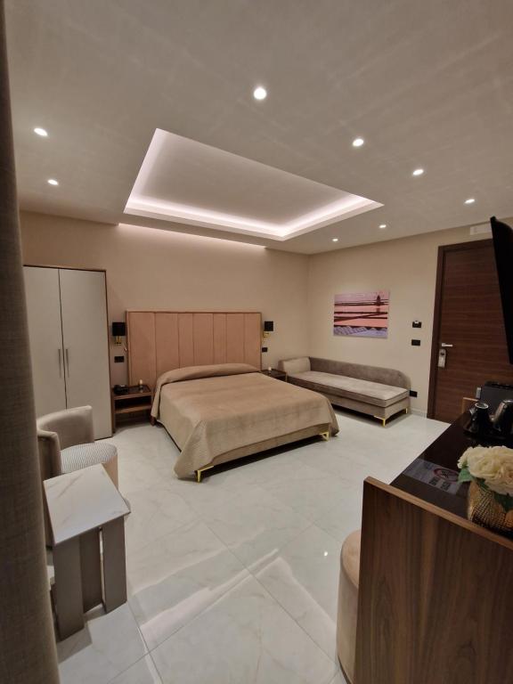 卡尼卡特伊Beatus Suites And Rooms B&B的酒店客房设有两张床和电视。