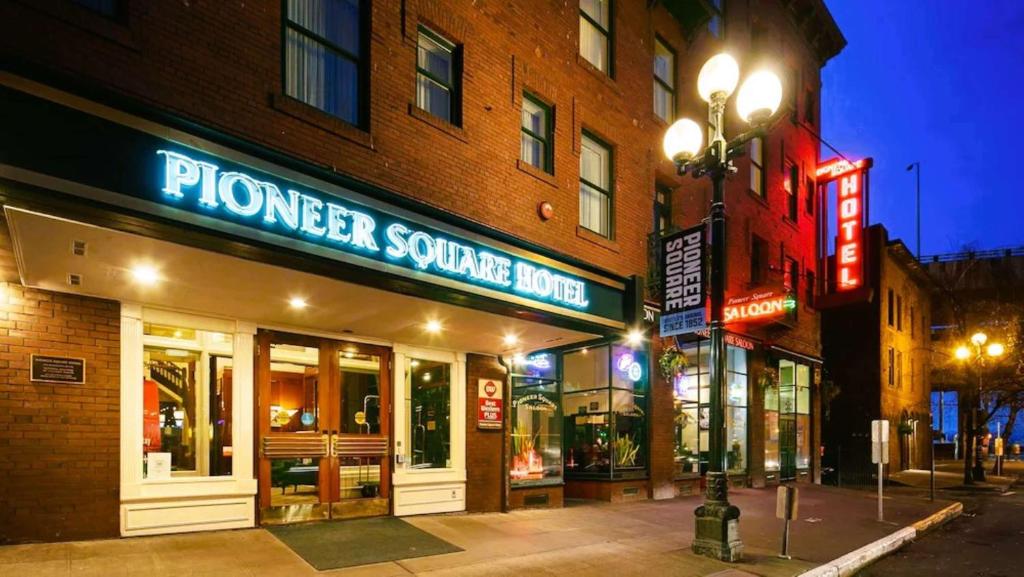 西雅图Best Western Plus Pioneer Square Hotel Downtown的夜幕降临的街角的商店