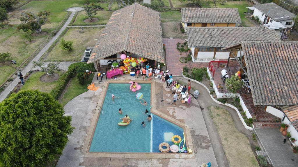 基多Quinta Suria的大型游泳池的顶部景色
