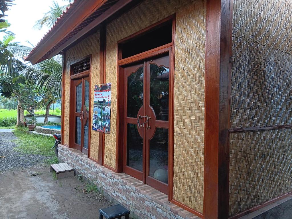 卡朗阿森邦佳亚林奇乡村民宿的一面是一座带木门的建筑