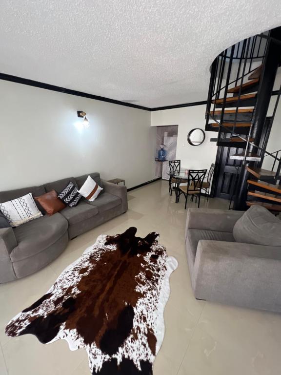 圣玛丽Ocho Rios Oasis的客厅配有沙发,地板上铺有地毯。