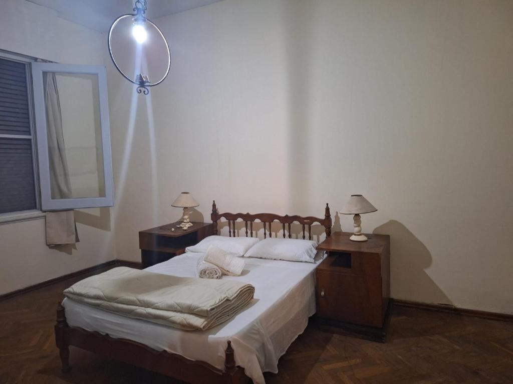 派桑杜Casona Harguindeguy的一间卧室配有一张带镜子的床和两盏灯。