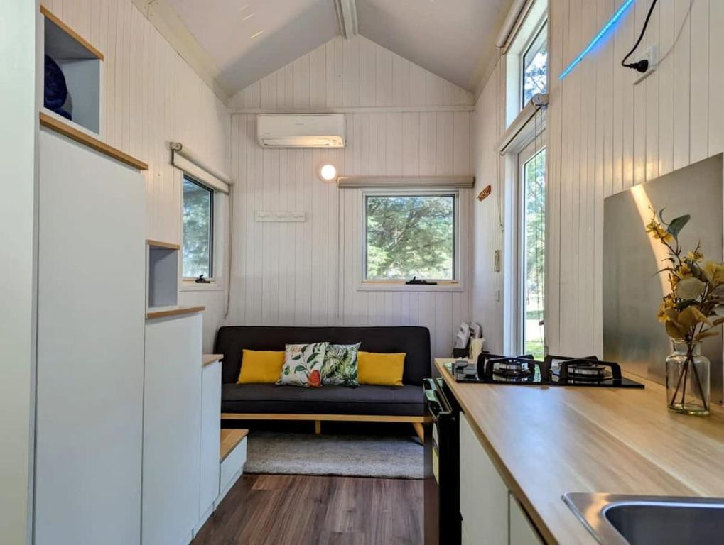 Dadswells BridgeTiny House 20 at Grampians Edge的一个小房子的厨房和客厅