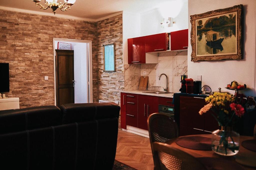 蒂耶里堡L'Alouette - Appartement 60m2 PMR的厨房以及带沙发和桌子的客厅。