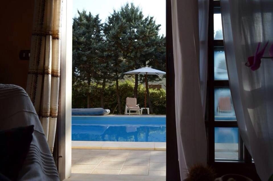 拉古萨罗洛花园住宿加早餐旅馆的透过门可欣赏到游泳池的景色