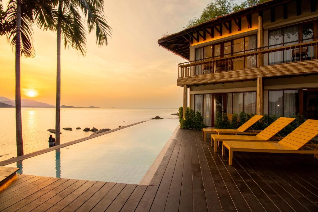 苏梅岛Sea Sun Bed & Beyond的一座带游泳池和度假村的别墅