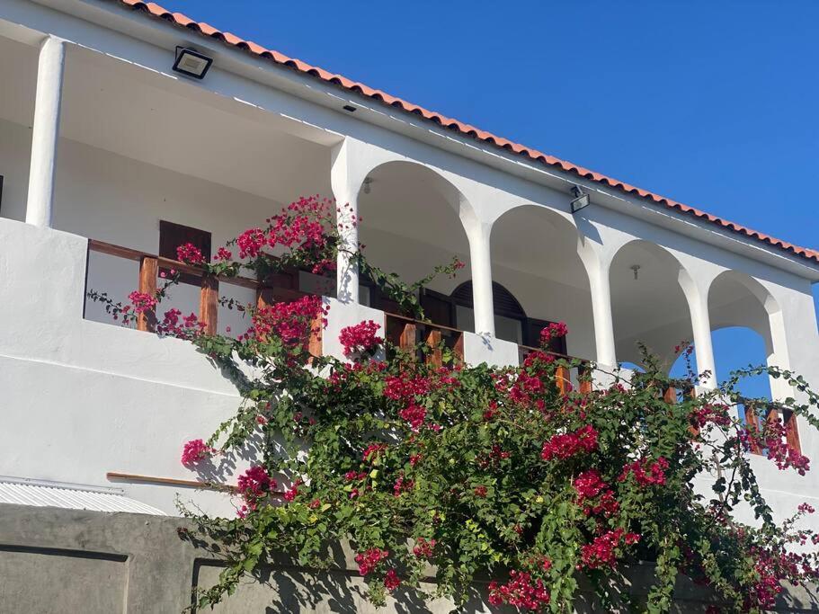 巴尼Casa Zanelli, lugar de paz…的阳台上的白色建筑,鲜花盛开