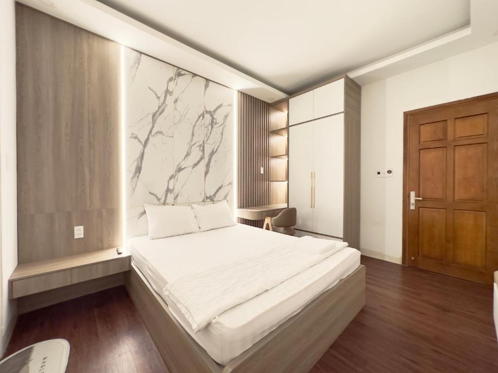 边和Lộc Thiên Ân hotel的一间卧室设有一张带大理石墙的大床