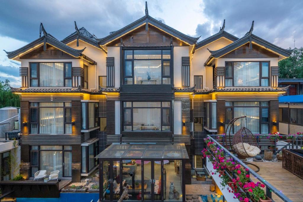 丽江Xisu Garden Inn Lijiang的一座大房子,有很多窗户