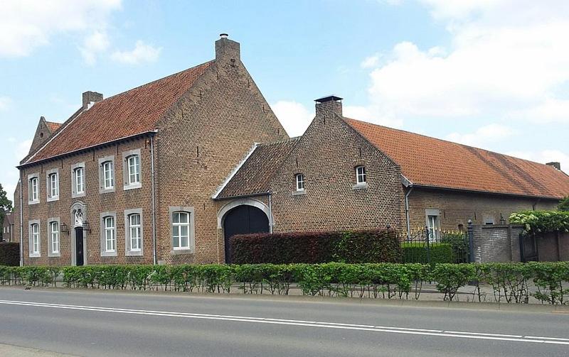 马斯特里赫特Hoeve de Hoge Swaen的一座红屋顶的大型砖砌建筑