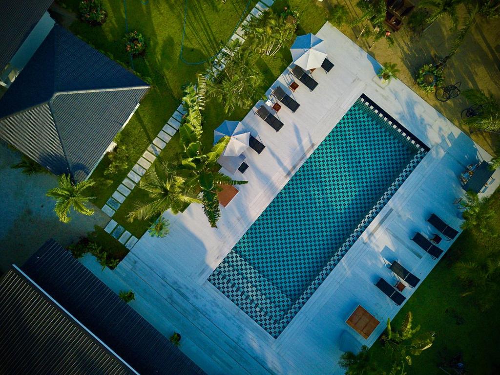 苏梅岛Moorea Boutique Resort Samui的大型游泳池的顶部景色