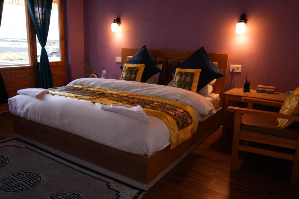 列城THE RIVERSIDE RESORT Hunder的一间卧室设有一张紫色墙壁的大床