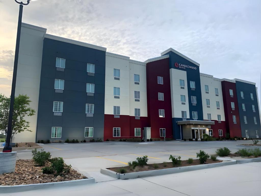 波特兰Candlewood Suites - Corpus Christi - Portland, an IHG Hotel的公寓大楼拥有红色的白色和蓝色