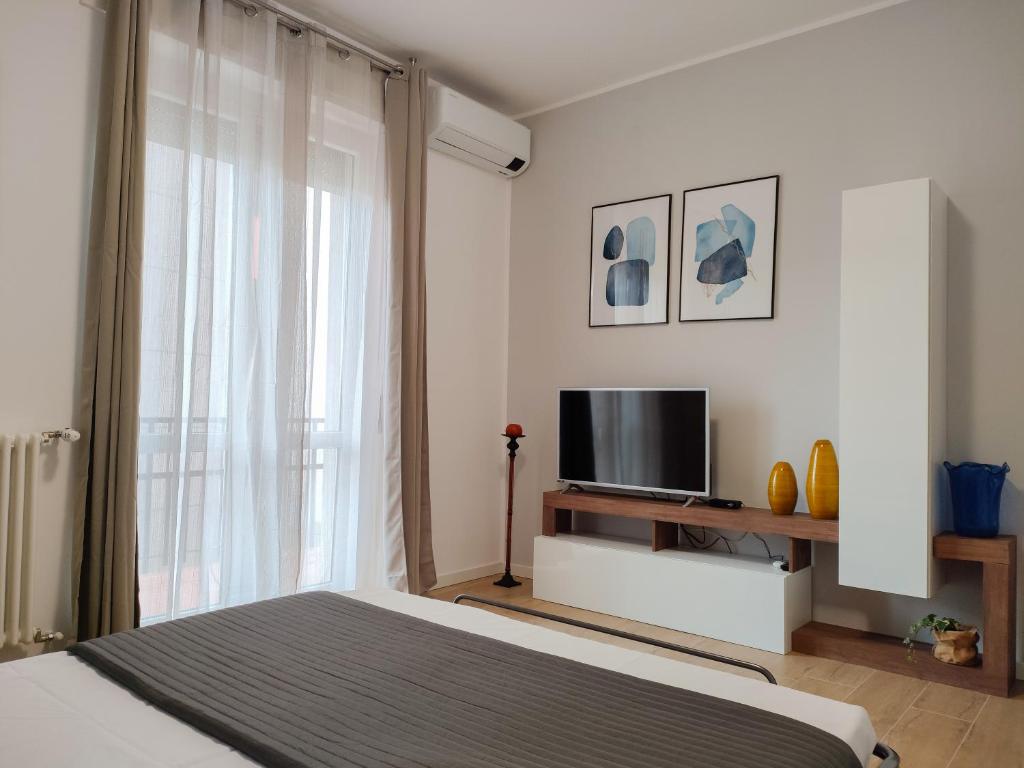 科莫Montesanto7的一间卧室配有一张床和一台平面电视