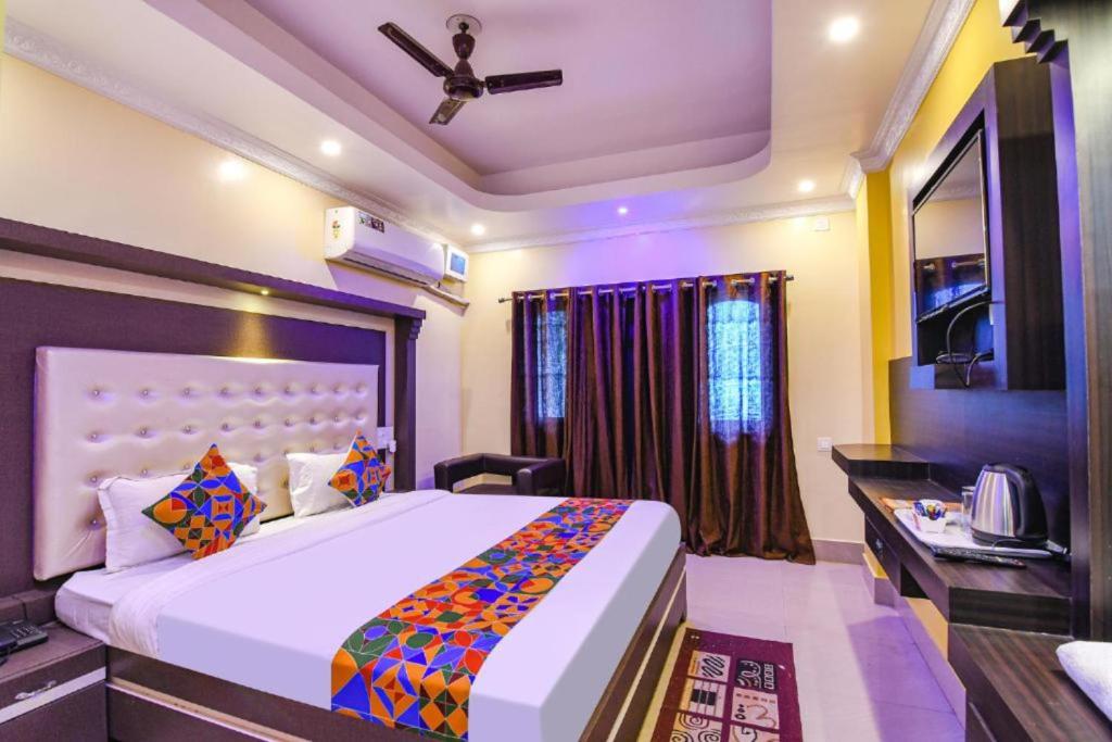 普里Goroomgo Hotel Asish Bollywood Beach View Puri - Best Choice of Travellers的一间卧室配有一张床和一张书桌