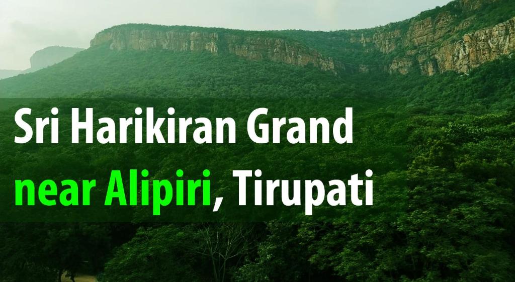 蒂鲁帕蒂SRI HARI KIRAN GRAND TIRUPATI. Alipiri Road的一张山的照片,上面写着“sri harringtonandan grand”字眼,靠近