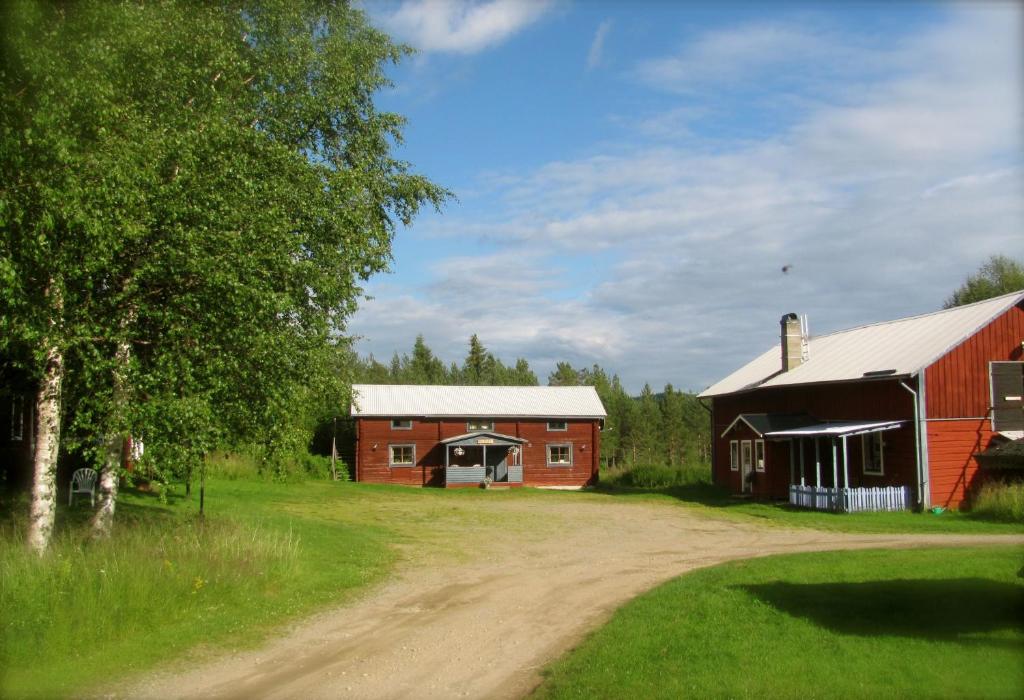 VemhånEllis Gården的红谷仓旁的土路