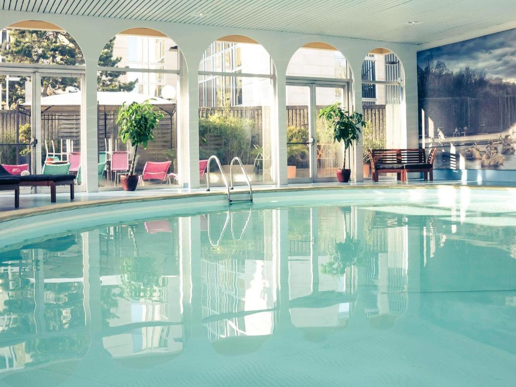 韦利济·维拉库布莱巴黎韦利济美居酒店的游泳池,位于带游泳池的建筑内