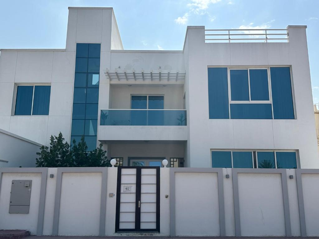 迪拜Centerpoint Duplex Villa的前面有栅栏的白色房子