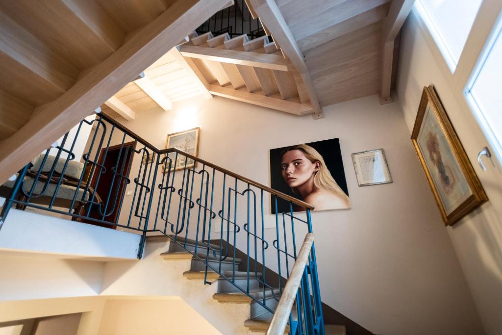 拉文纳Al Battistero Luxury Suite的站在房子楼梯上的女人