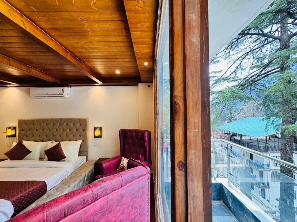 卡索尔The Kasol Parvati View by - ASIA HOLIDAYS的一间卧室配有一张床,阳台设有窗户