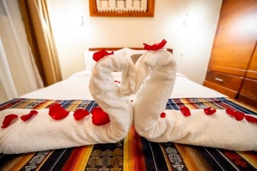 奥塔瓦洛tourist house suites 2的床上一双白色袜子,心中充满