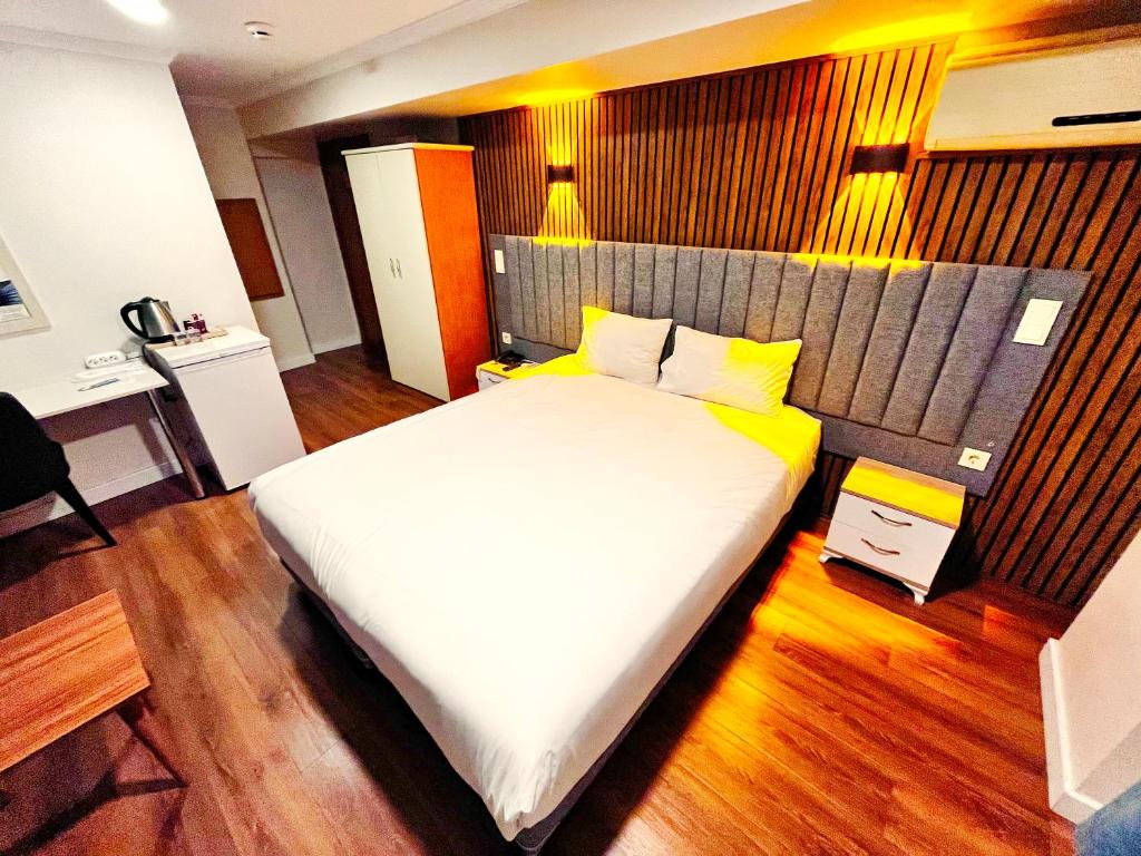 伊斯坦布尔奈拉酒店的卧室配有一张白色大床
