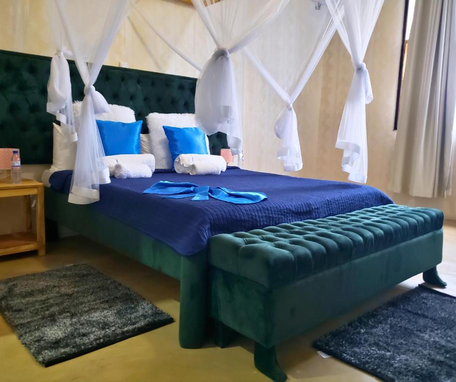 马普托Galo do Mar的一间卧室配有蓝色的床,上面有蓝色玻璃杯