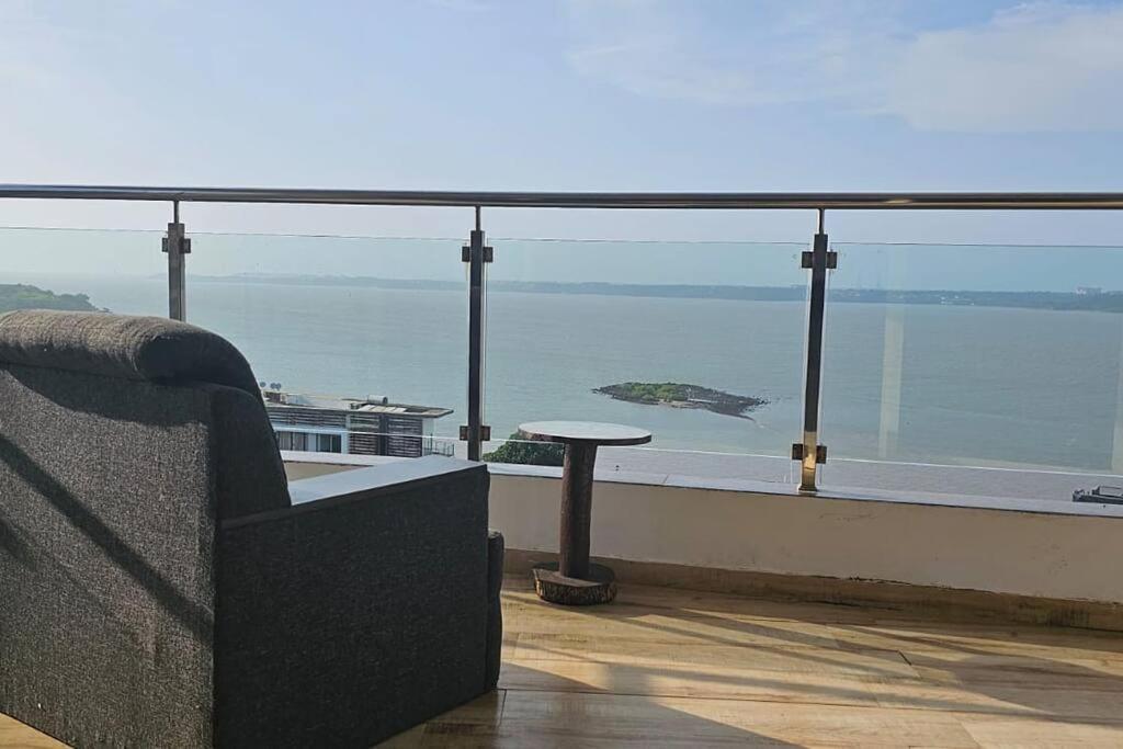 莫尔穆冈2 BHK SKY water Apartment(SKY 2)的一张沙发,位于一个眺望着大海的阳台