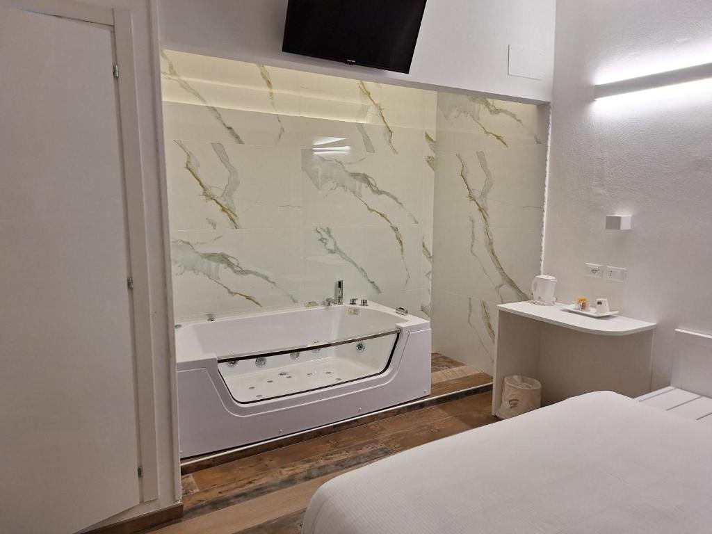 博洛尼亚Hotel Holiday- Alla Finestrella的一间带浴缸的浴室