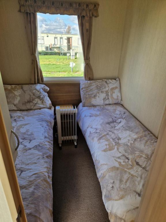 英戈尔德梅尔斯Woods caravan的小型客房 - 带2张床和窗户