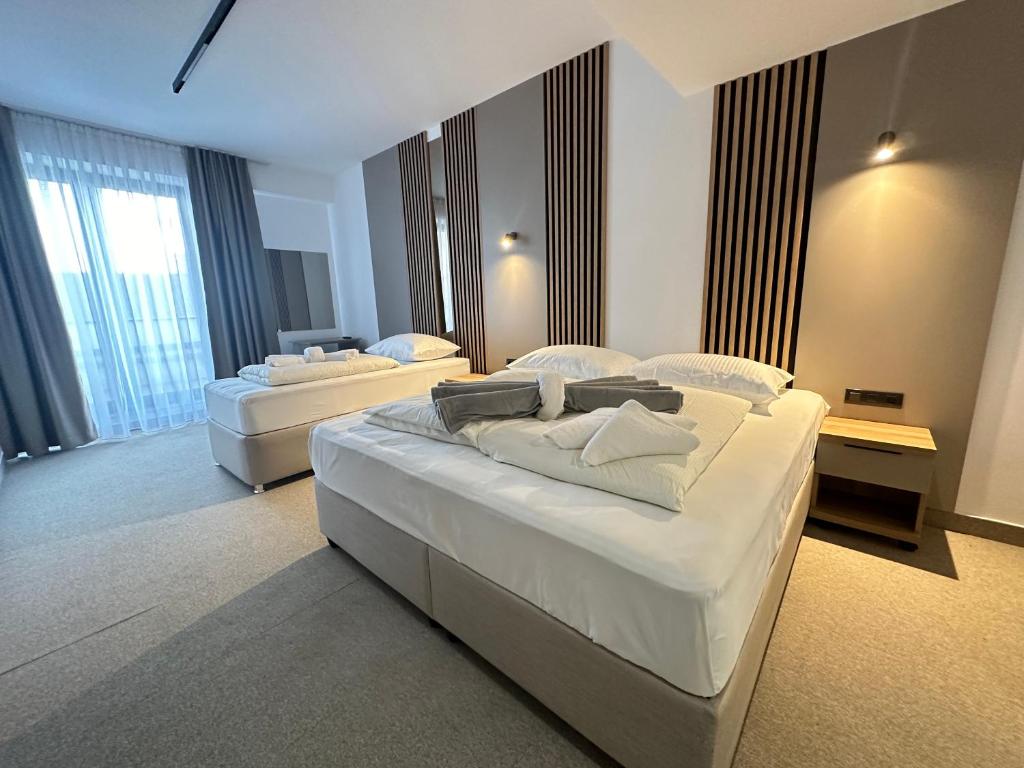 萨拉热窝苏尔乔维奇酒店的一间酒店客房,房间内设有两张床