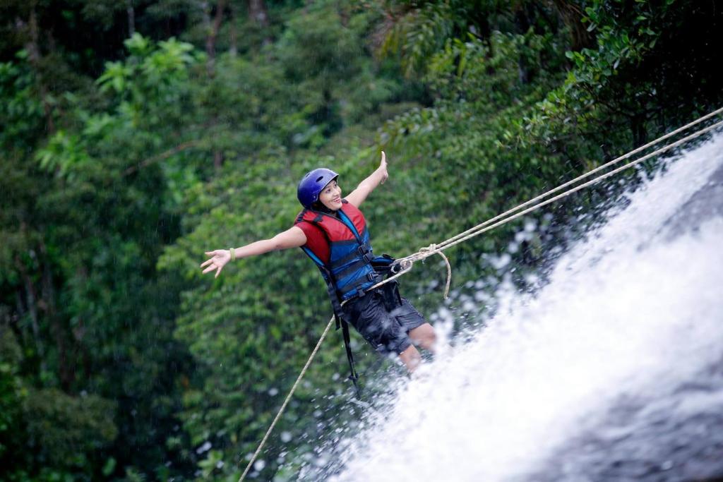 基图尔格勒Ceylon Adventure Sports的瀑布上的人