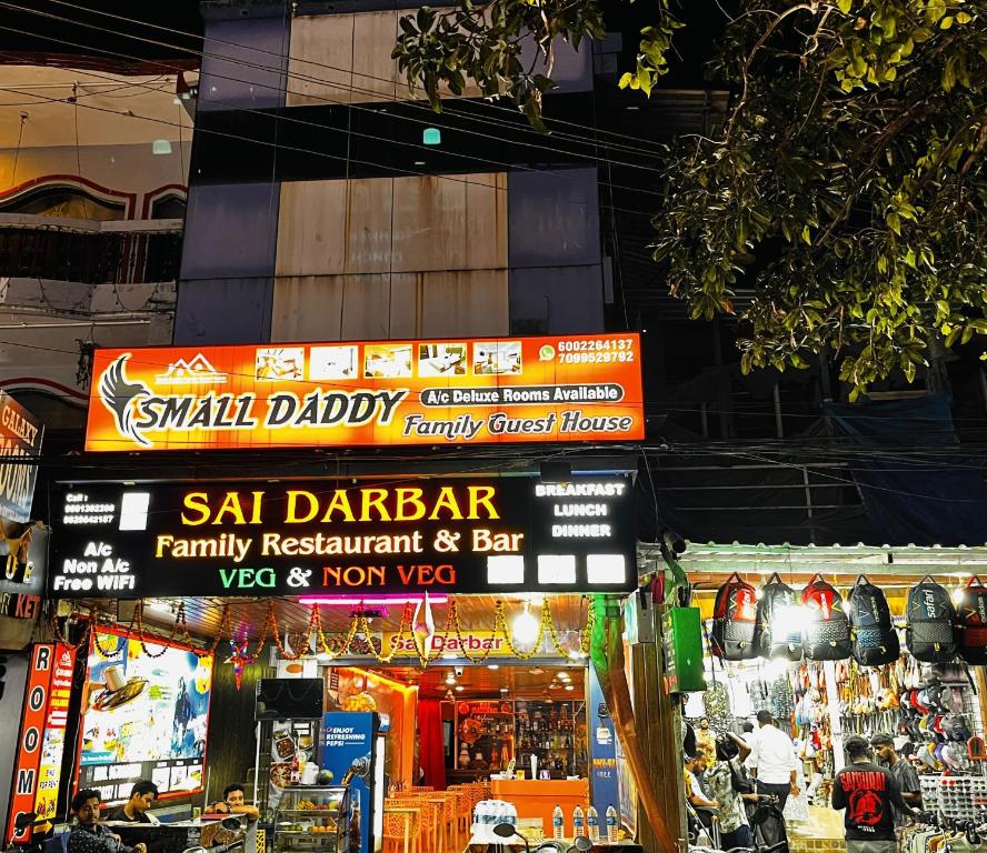 卡兰古特Small Daddy Guest House Calangute 1的城市餐馆的夜间标志