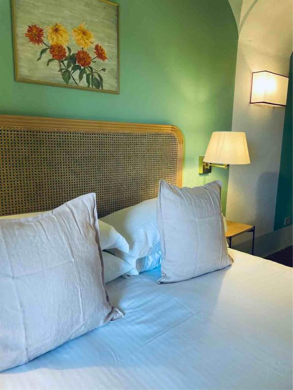 博尔格哈略Terrazza Bellavista Suite的一间卧室配有带白色枕头的床