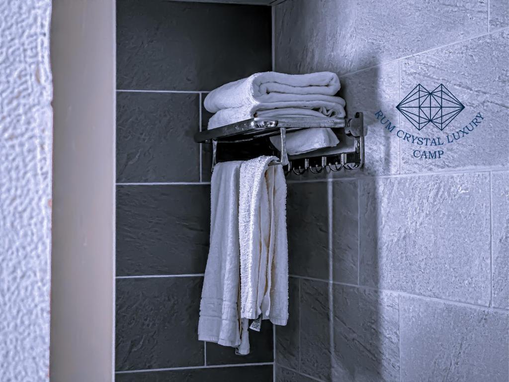 瓦迪拉姆Rum Crystal Luxury Camp的浴室墙上的一组毛巾
