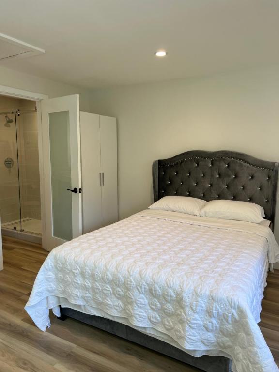 帕罗奥多One room with one queen bed studio to rent的一间卧室设有一张大床和一个步入式淋浴间。