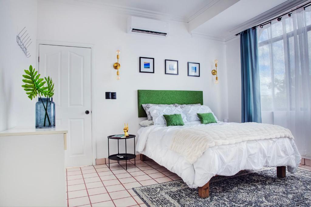 拉巴斯Casa Palma 2的一间卧室配有一张大床和绿色床头板