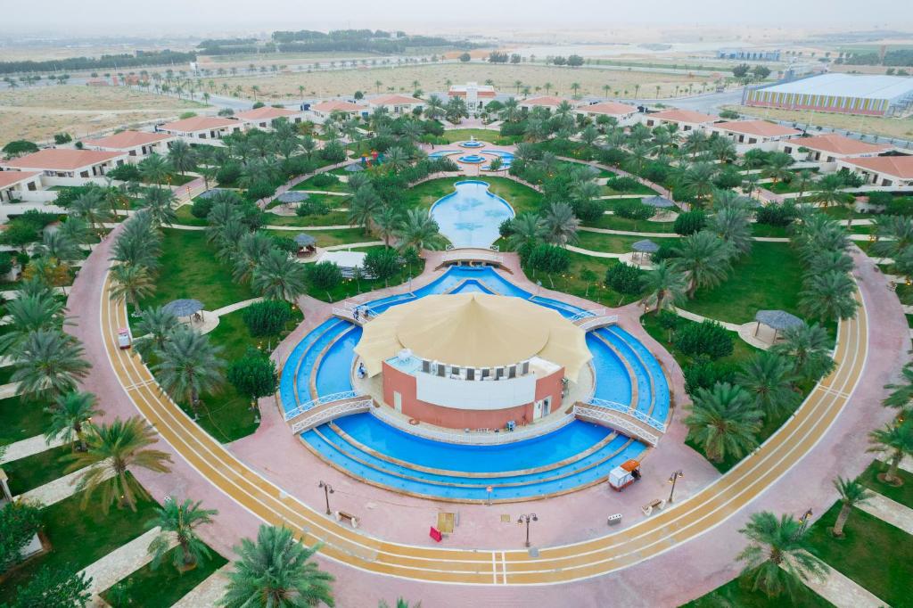 欧奈宰Swiss International Resort Unaizah Al Qassim的享有公园空中美景,设有游泳池