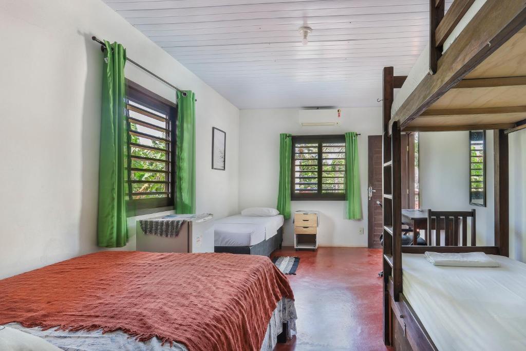 皮帕No Worries Pipa的一间卧室设有两张床和绿色窗帘