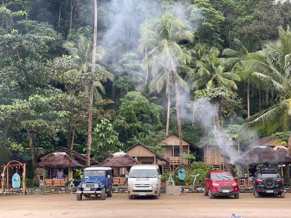 BacunganA&Z Nagtabon Lodge的一组停在度假村前的汽车