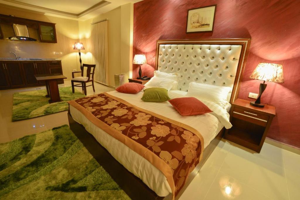 瓦迪穆萨夸特洛瑞莱克斯酒店的一间带大床的卧室和一间浴室