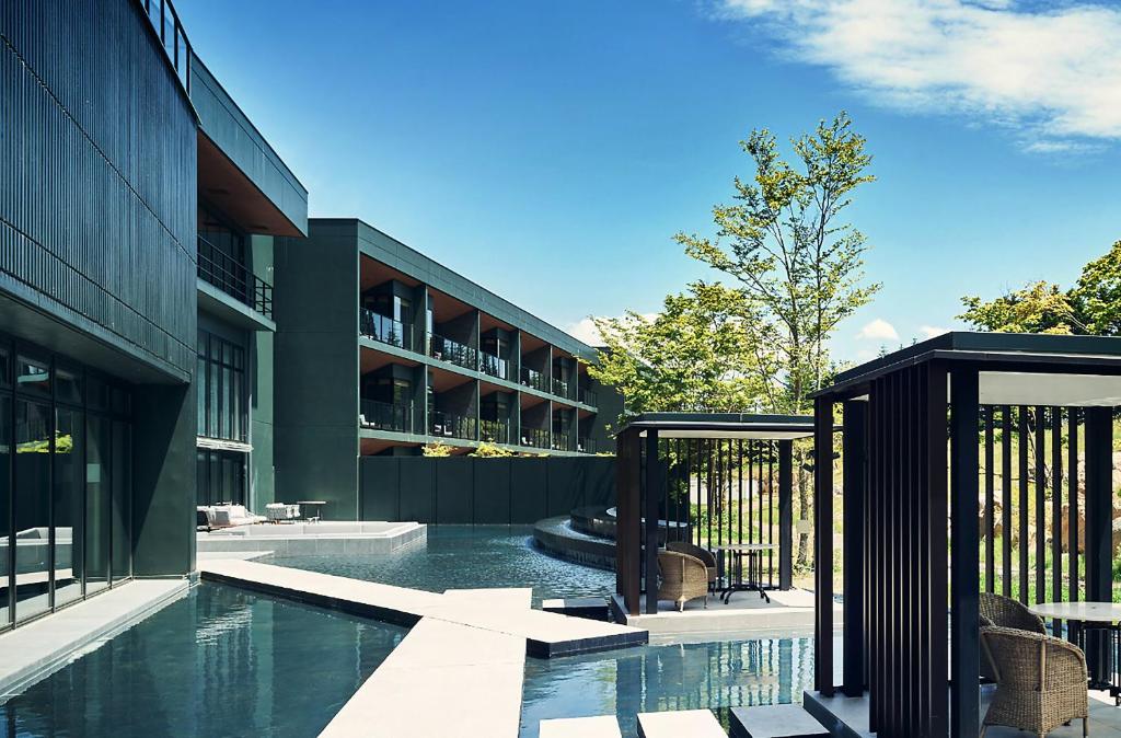 八幡平市ANA InterContinental Appi Kogen Resort, an IHG Hotel的大楼前的游泳池