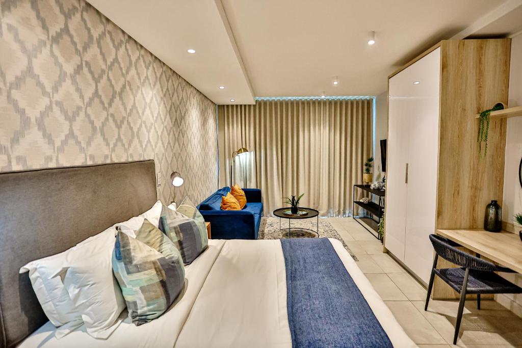 巴利托Zimbali Lakes Resort, Boulevard Suite, Ballito的酒店客房,配有床和沙发