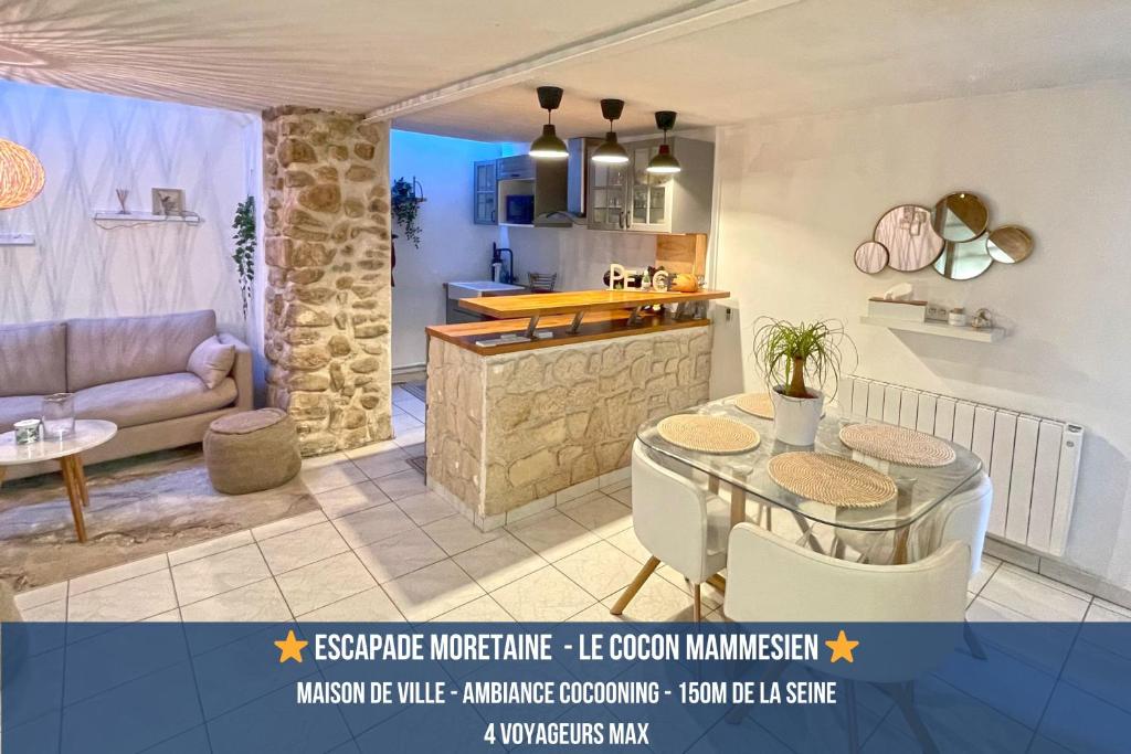 Saint-MammèsCocon chaleureux entièrement renové à 150m de le Seine的厨房以及带桌椅的起居室。