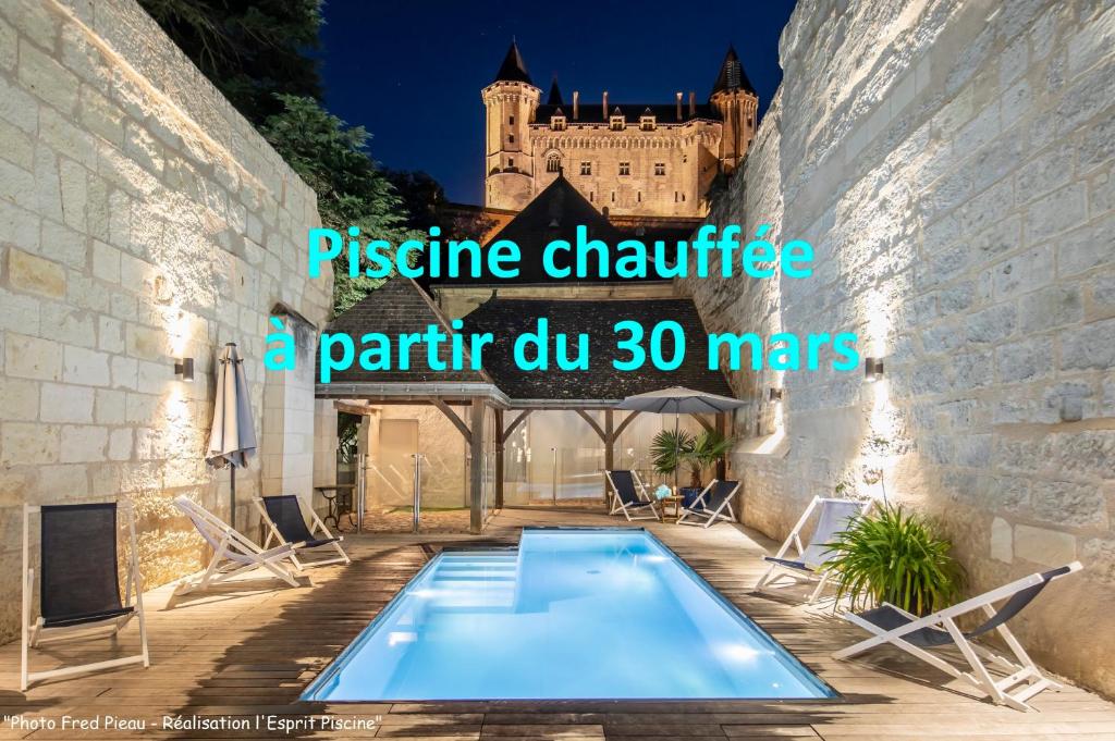 索米尔Hôtel Anne d'Anjou, The Originals Collection的一座带城堡的游泳池