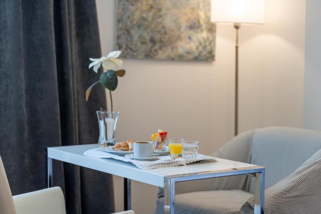 玛德琳港托洛萨酒店的一张桌子,上面放着一个食品和饮料托盘
