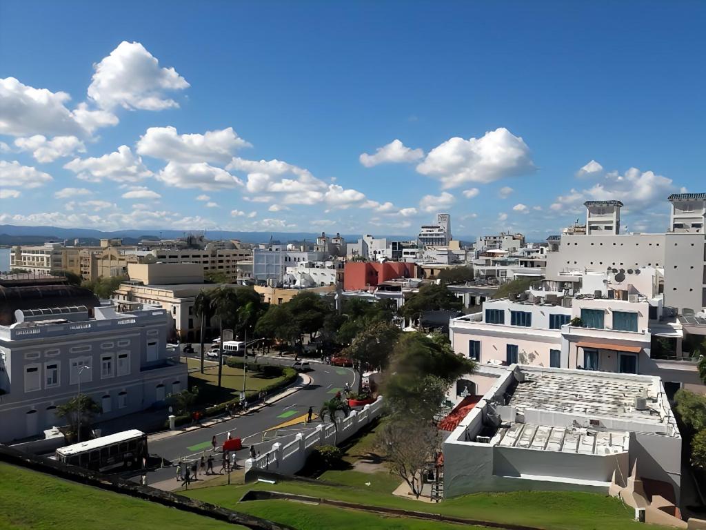 圣胡安Old San Juan Historic Loft 4 The Adventurous的城市空中景观和建筑